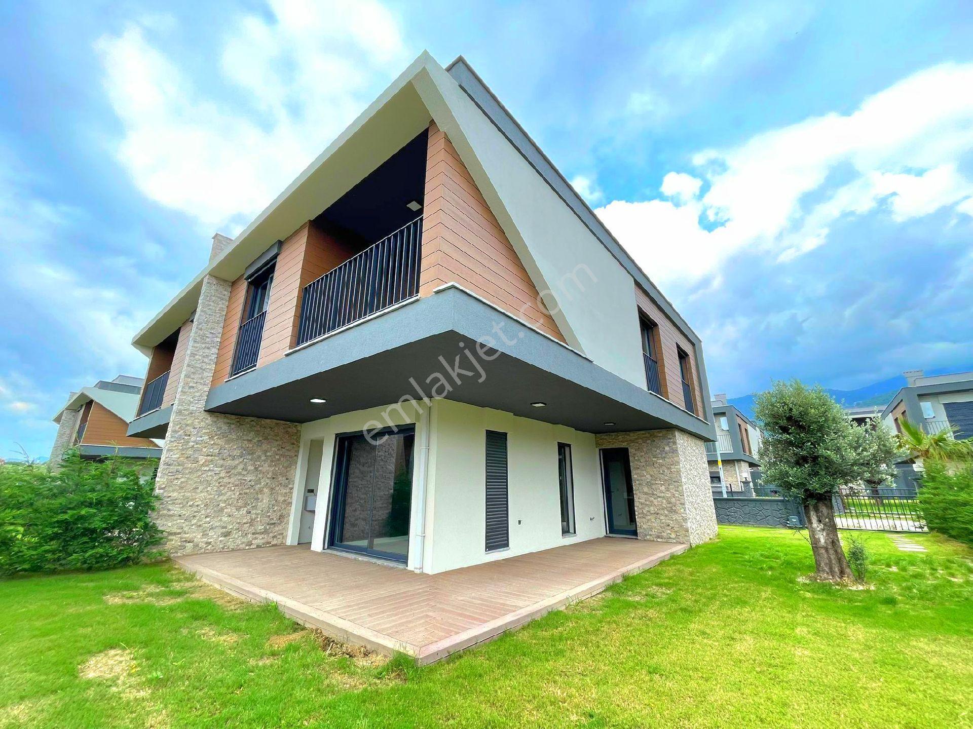 Kuşadasında Havuzlu Sitede Özel Otoparklı Geniş Bahçeli Villa - Görsel 9