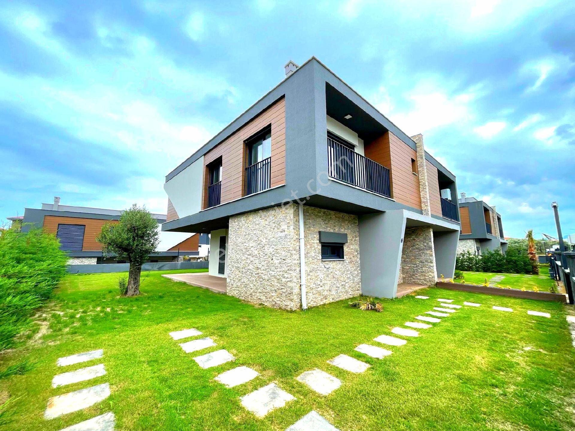 Kuşadasında Havuzlu Sitede Özel Otoparklı Geniş Bahçeli Villa - Görsel 4