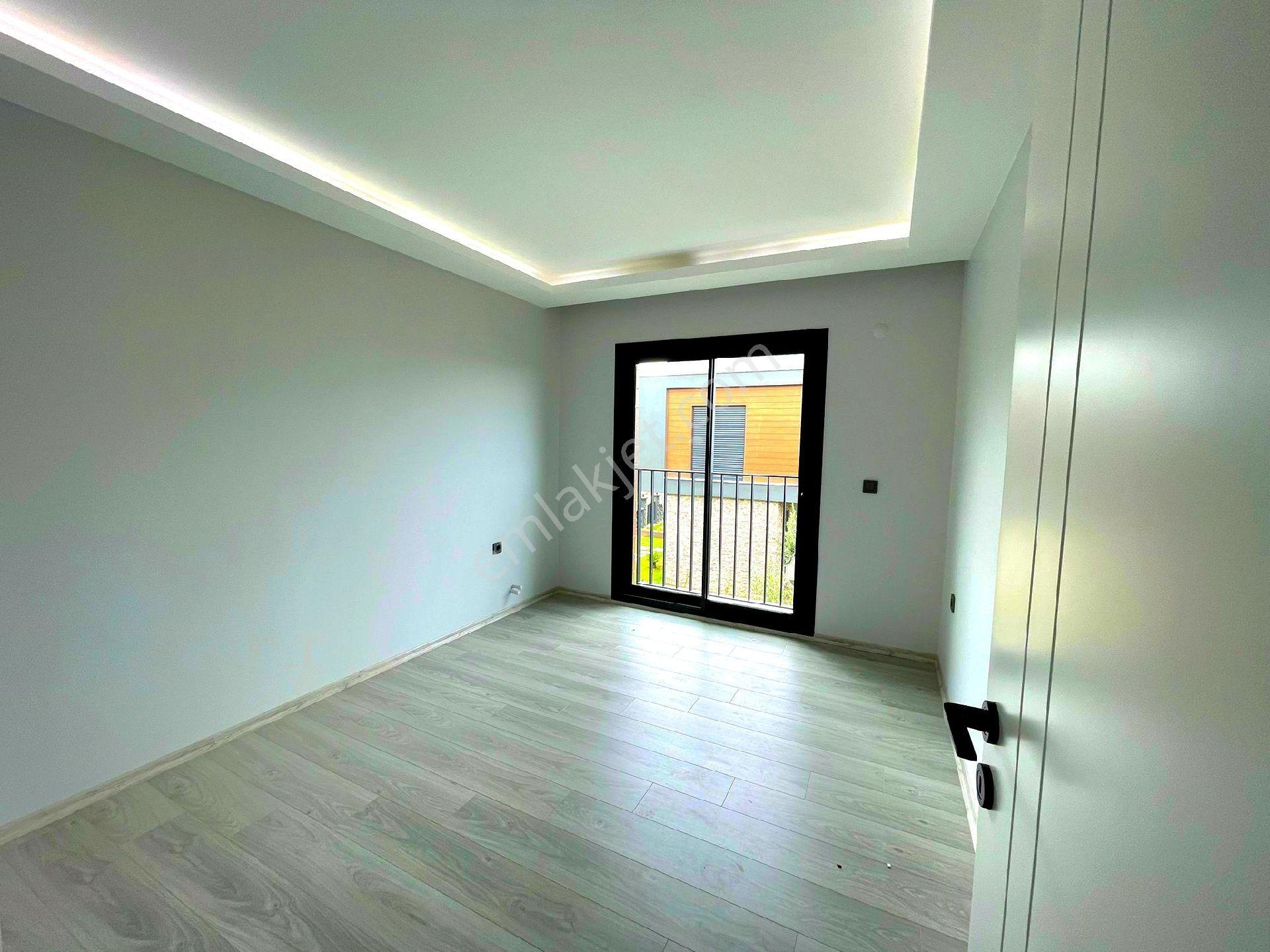 Kuşadasında Havuzlu Sitede Özel Otoparklı Geniş Bahçeli Villa - Görsel 23