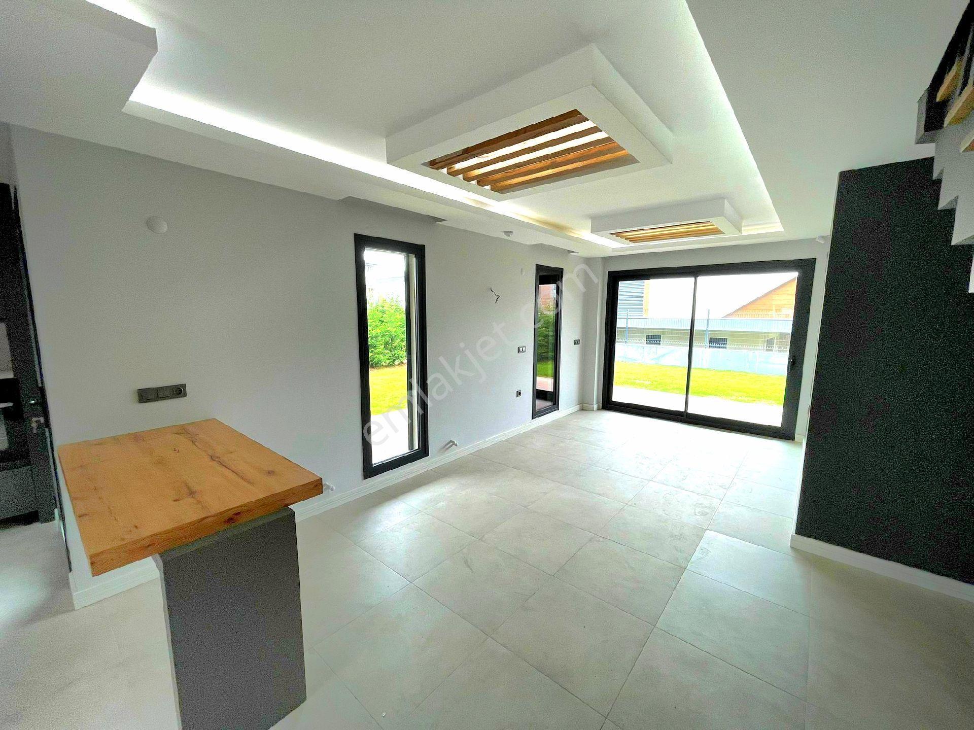 Kuşadasında Havuzlu Sitede Özel Otoparklı Geniş Bahçeli Villa - Görsel 12