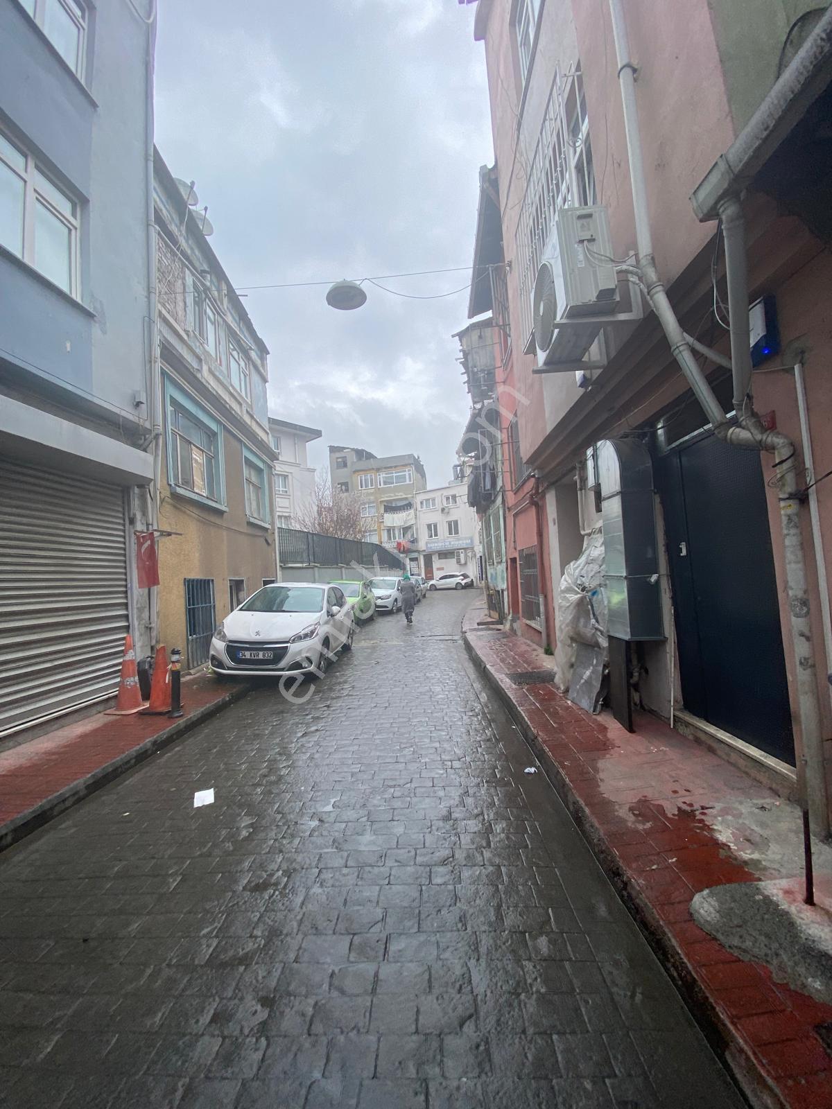 Beyoğlunda Kızılay Meydanına 1dakika Mesafede Kasımpaşa Küçük Piyale Mahalesinde Satılık Bina - Görsel 3