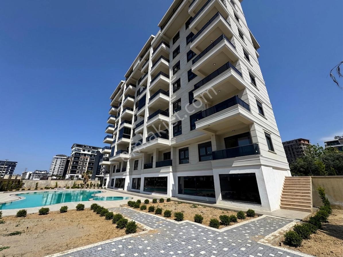 Havuz Ve Tropik Park Manzaralı Satılık 1+1 Daire