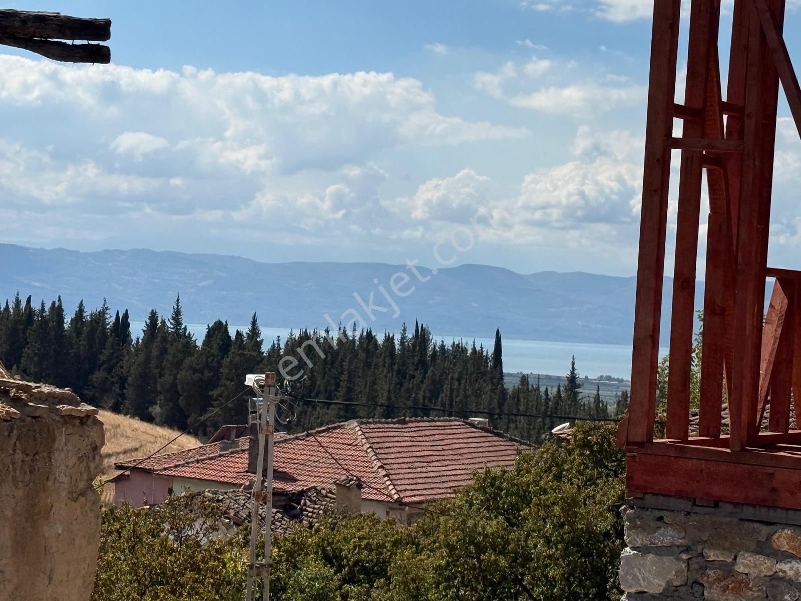 İznik Ömerli'de Göl Gören 333 M2 İmarlı Arsa Ve Metruk Ev