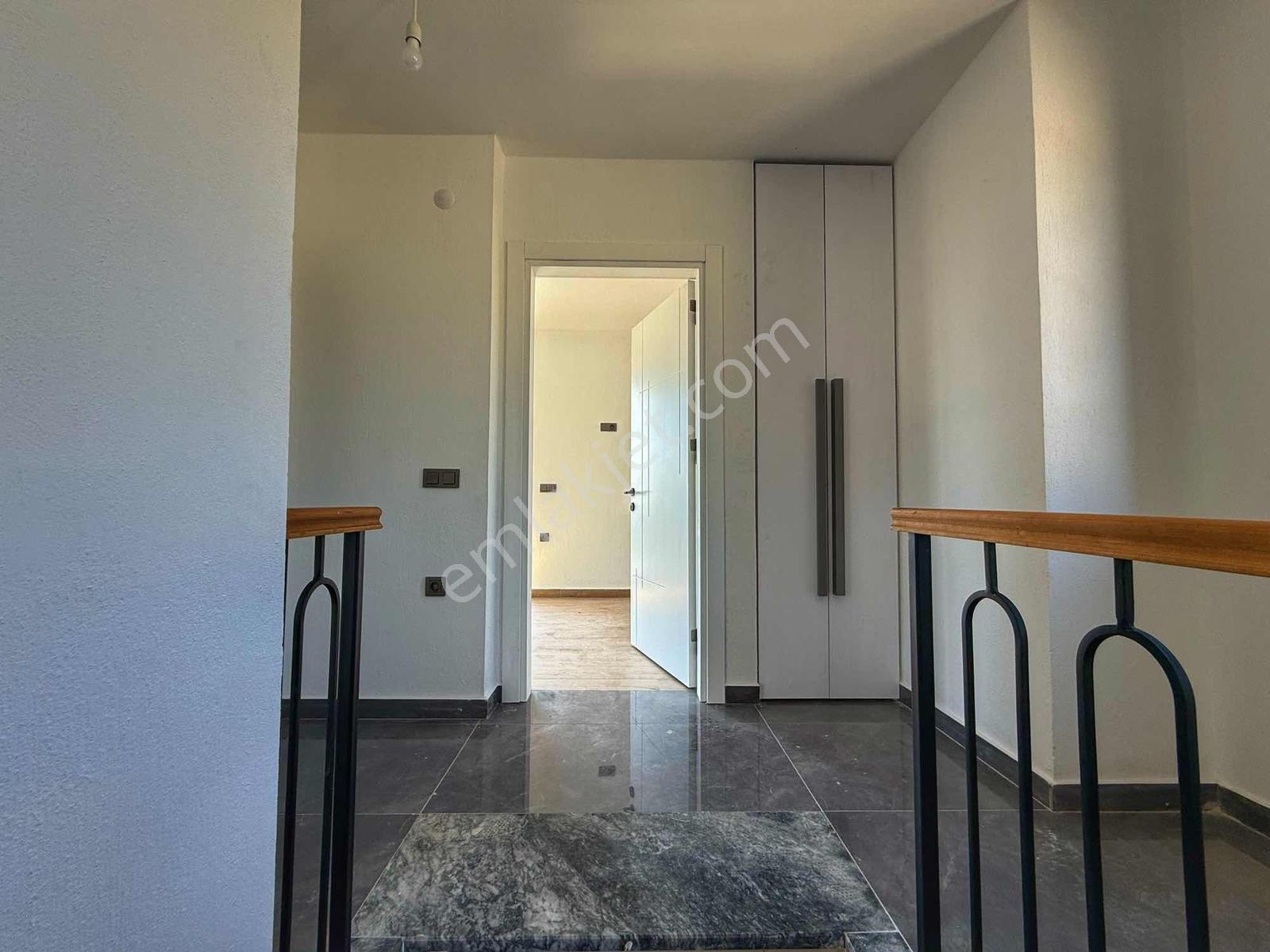 Köy İçinde Modern Ve Seçkin Yaşam | Oturuma Hazır 3+1 Lüks Villa - Görsel 19