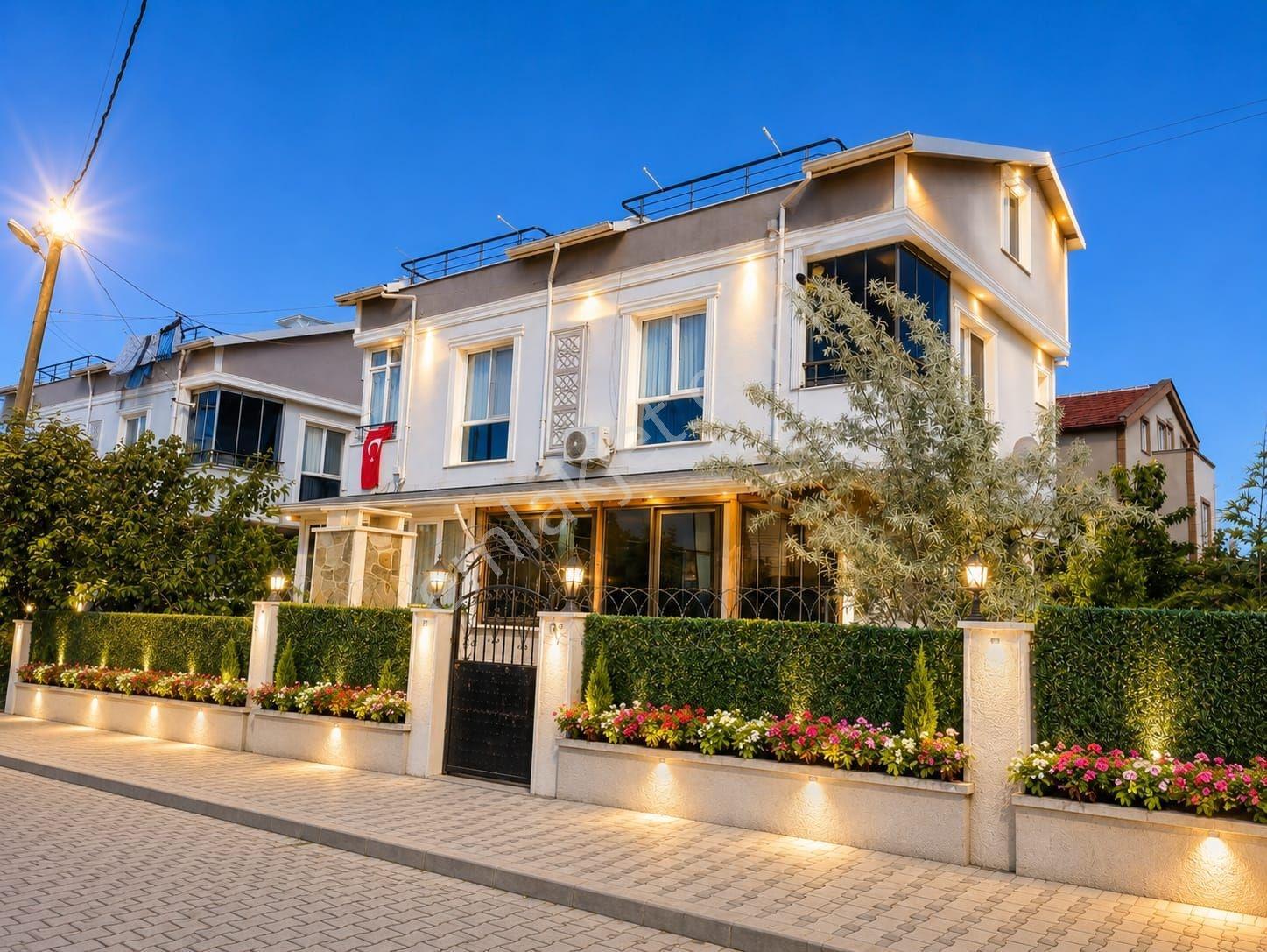 Yeniçiftlikte Geniş Caddeye Cephe Masrafsız Bahçeli Yazlık Villa