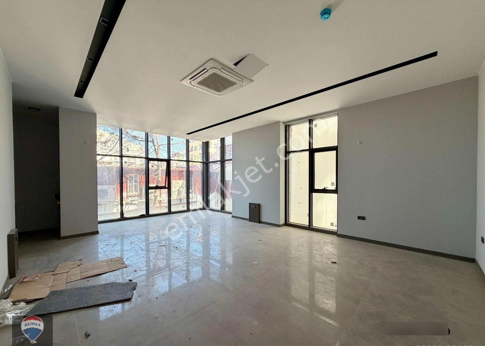 Kuşadası Merkez Ana Cadde Üzerınde 46 M² Kıralık Ofıs
