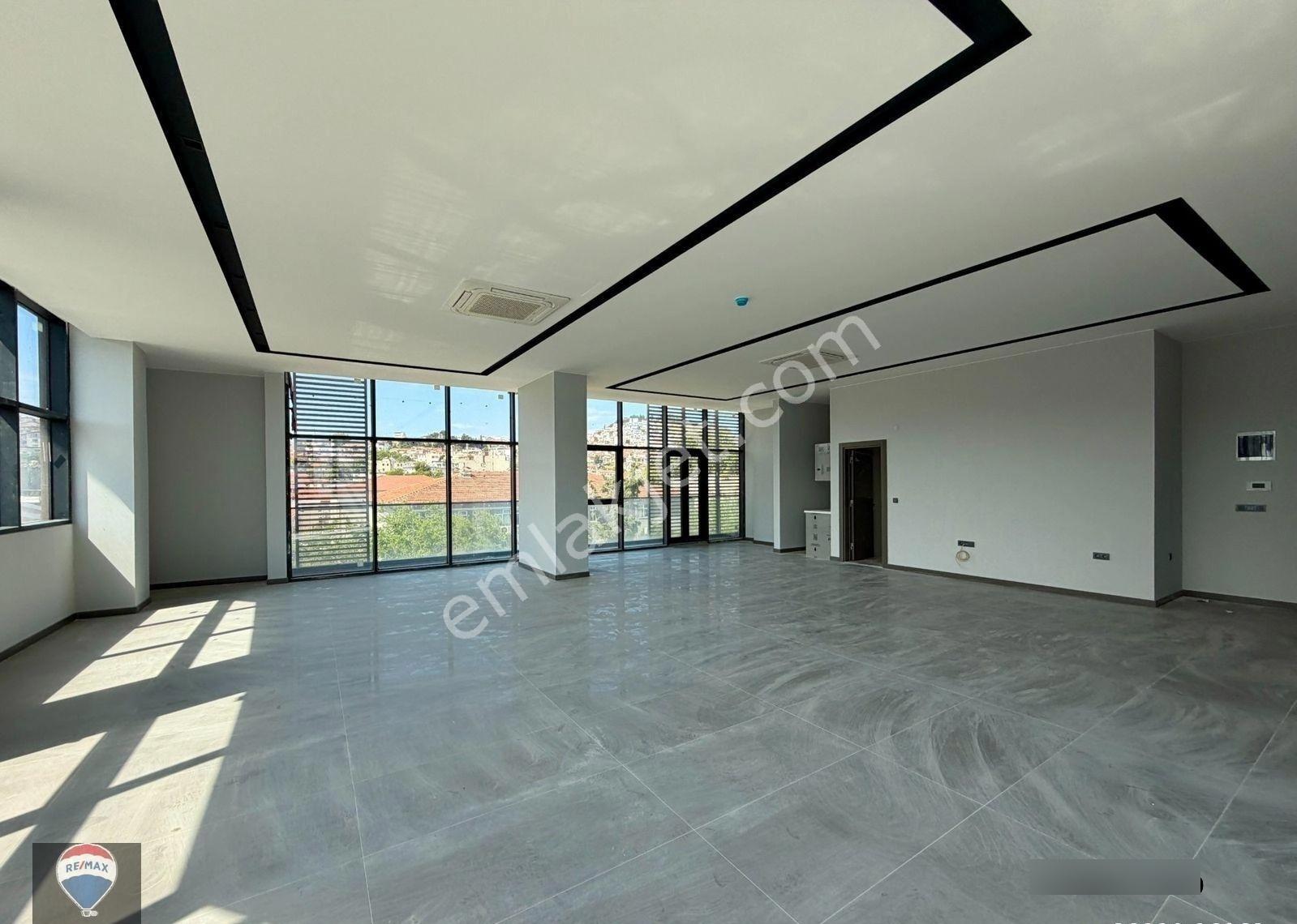 Kuşadası Merkez Ana Cadde Üzerınde 104 M² Kıralık Ofıs