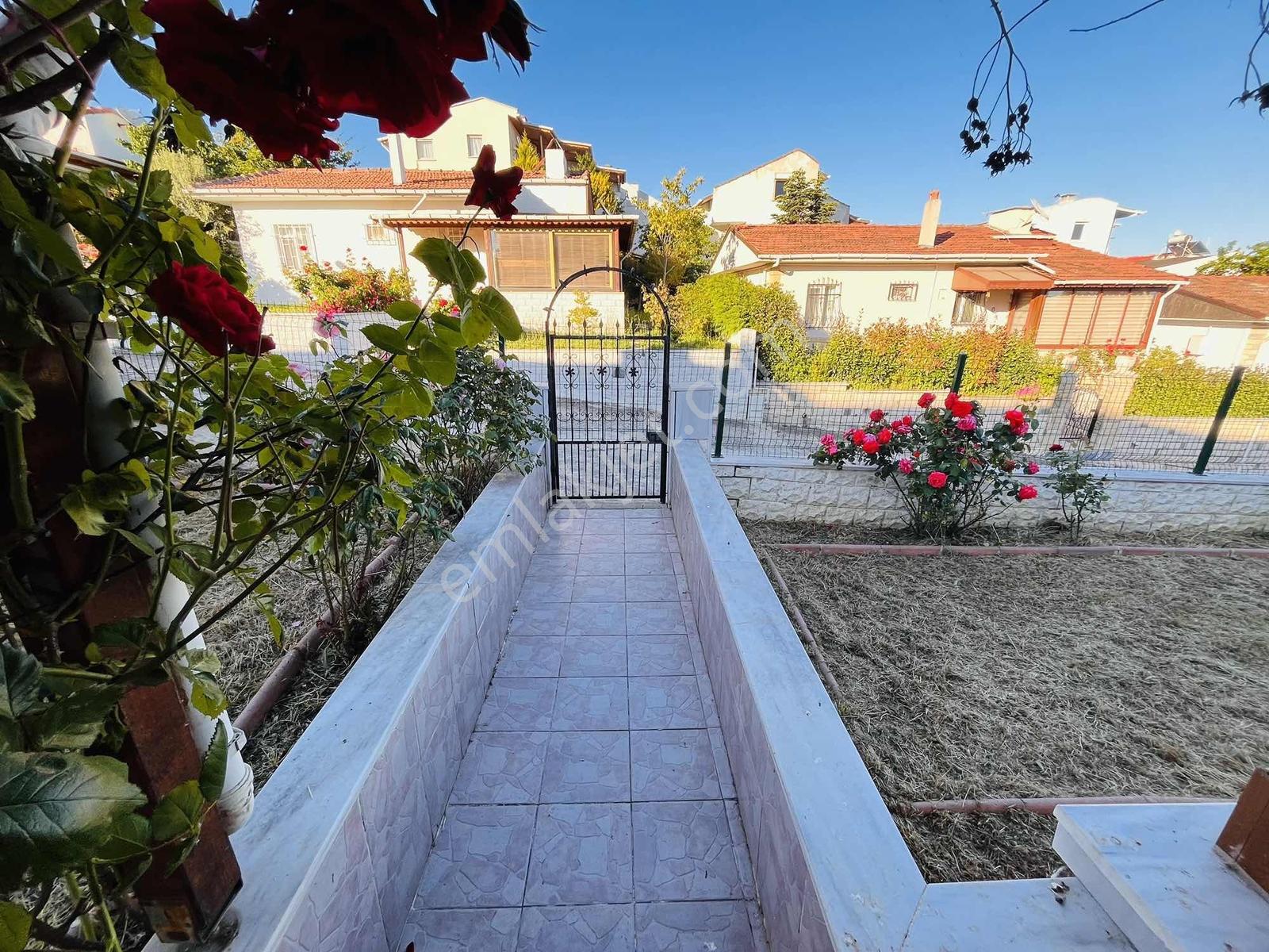 235 M² Müstakil Arsa İçerisinde İskanlı Kombi Petek Bağlı Villa - Görsel 10