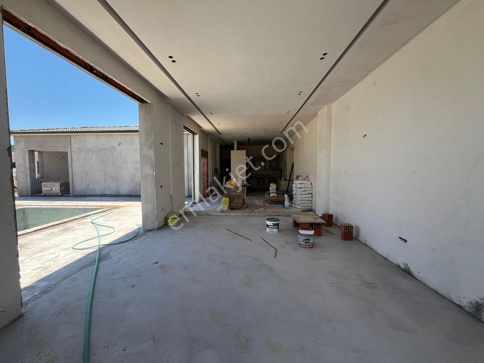 Urla Kuşçular Müstakil Havuzlu Bahçeli Tek Katlı Satılık Villa - Görsel 7