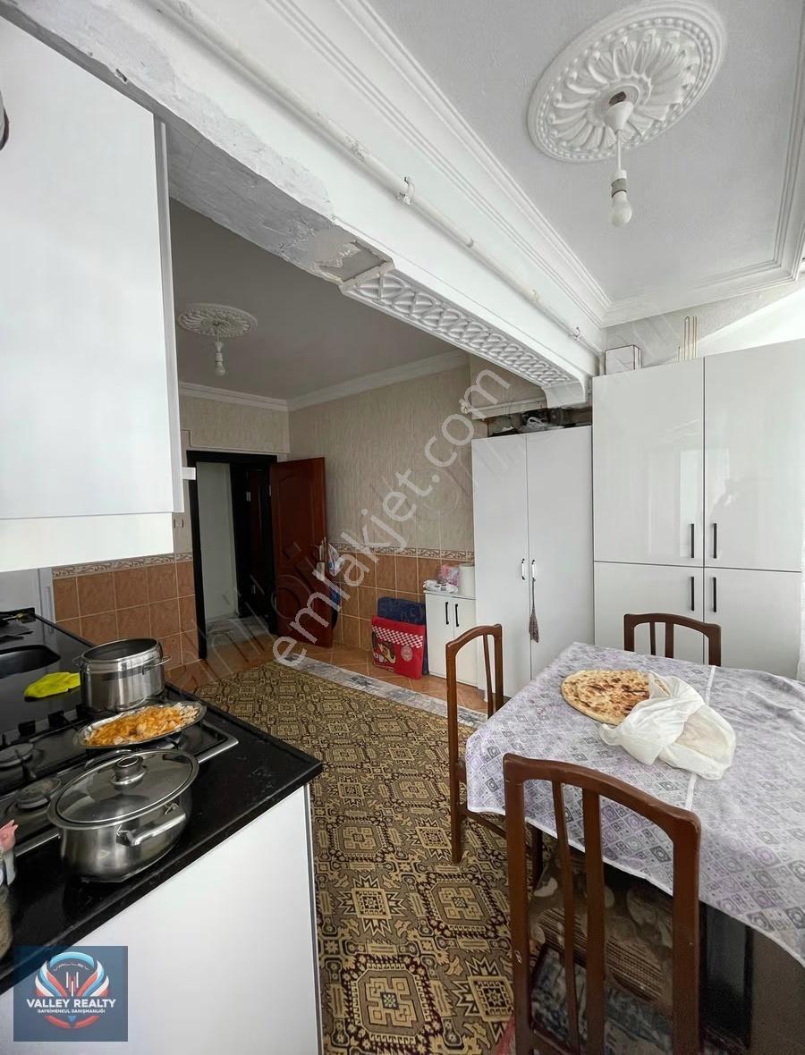 Valleyden Sağlık Mah.de Komple Satılık 4 Katlı Bina! - Görsel 6