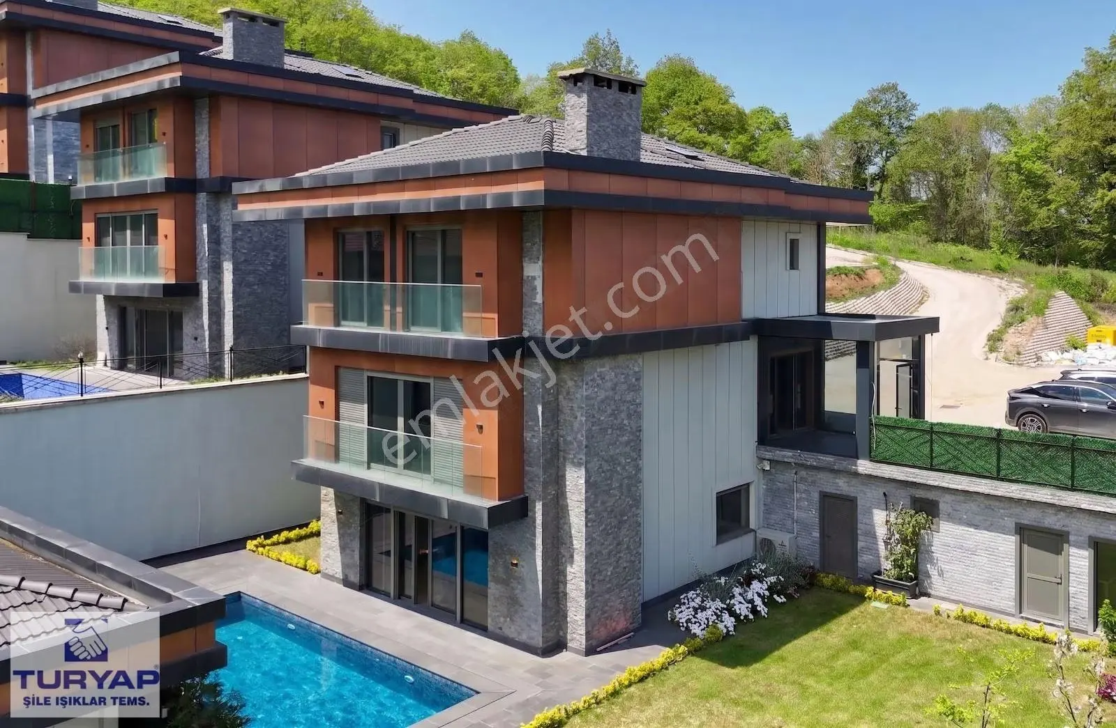 Şile Ahmetli'de 600m² Arsada Havuzlu Lüks Tripleks 5+1 Villa