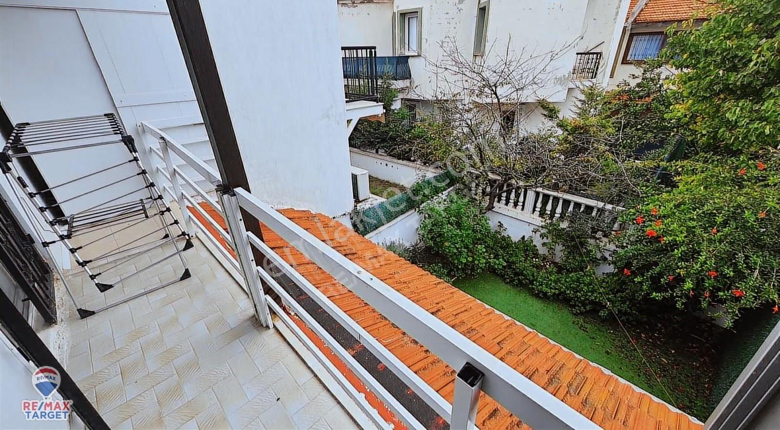 Çeşme Ilıca'da Plaja 50 Metre Mesafede Turizm Ruhsatlı Dubleks - Görsel 12
