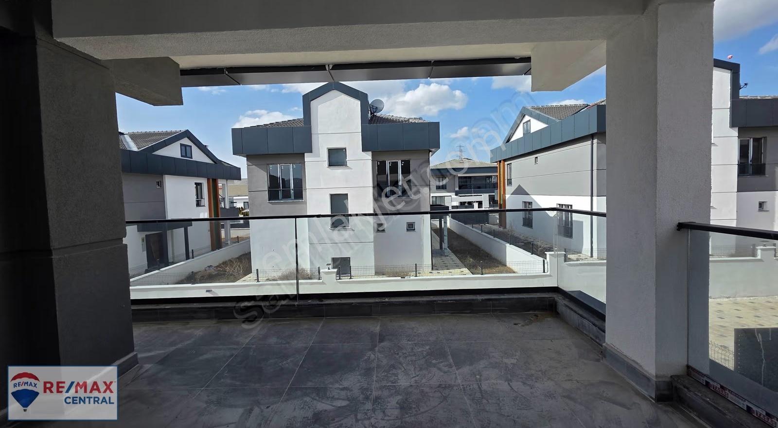 Remax Eğriköprüde İyi Lokasyonda Geniş Kullanım Lüks 5+1 Villa - Görsel 32