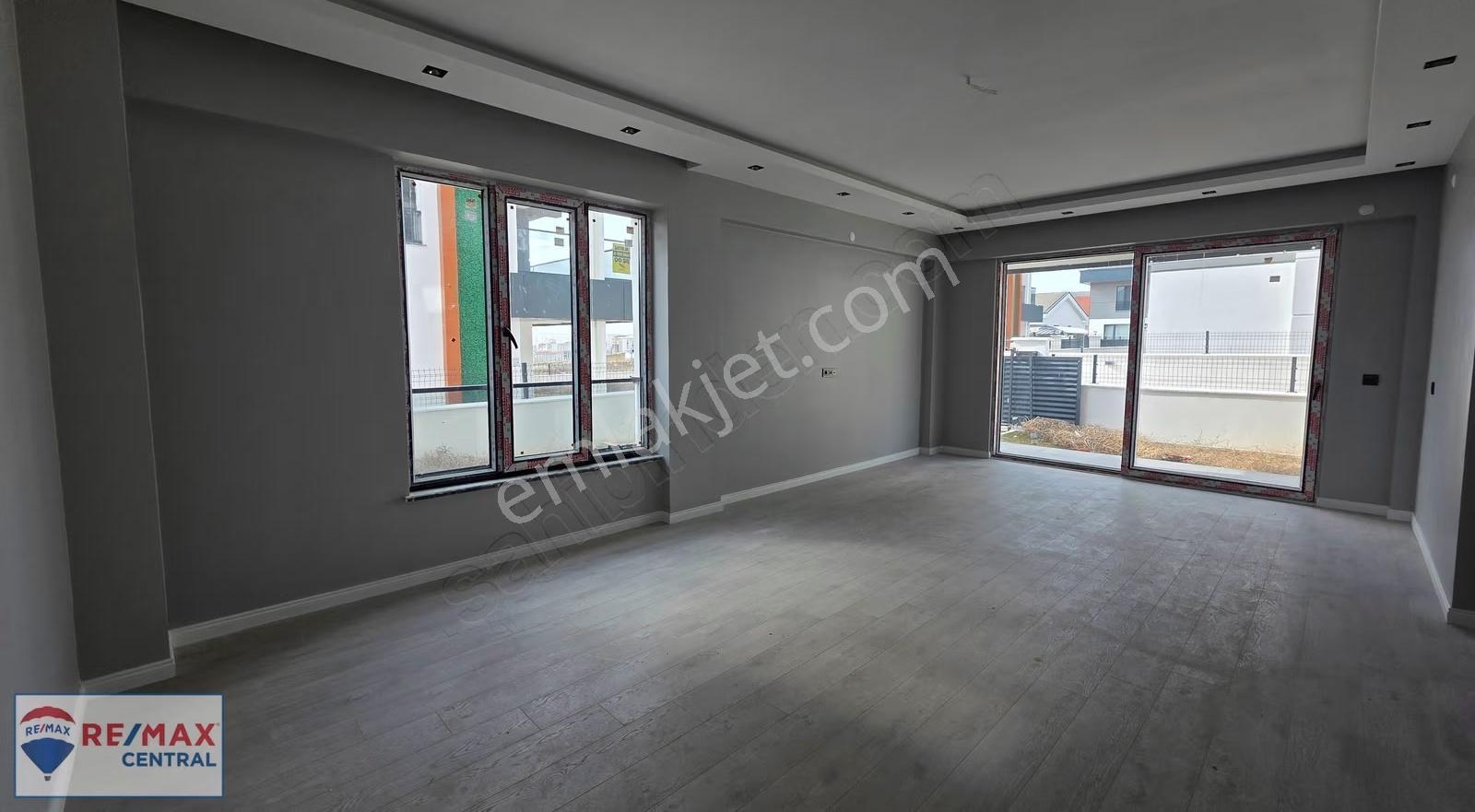 Remax Eğriköprüde İyi Lokasyonda Geniş Kullanım Lüks 5+1 Villa - Görsel 14