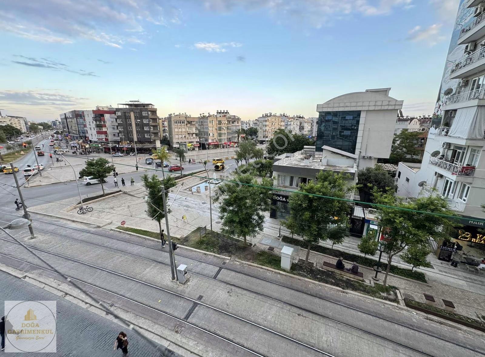 Meydan Kavşağında Tramvay Cepheli 2+1 Satılık Daire - Görsel 7