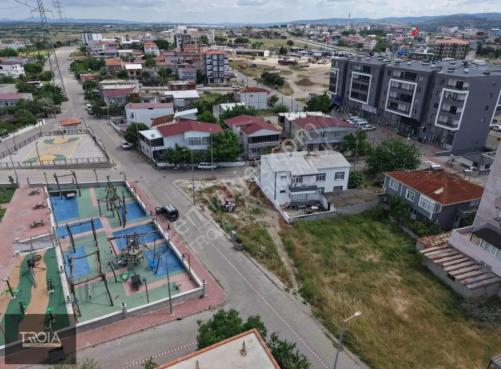 Ezine Camikebir Mahallesi Satılık 274 M² İmarlı Köşe Parsel - Görsel 2