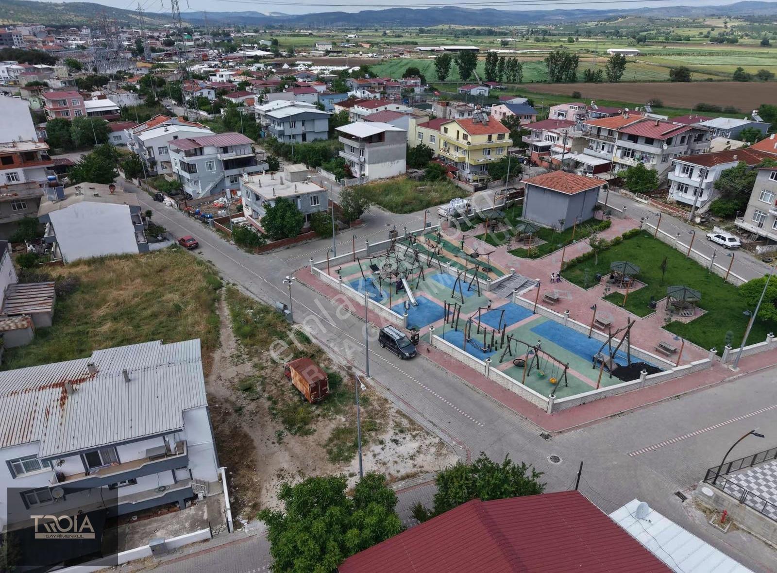 Ezine Camikebir Mahallesi Satılık 274 M² İmarlı Köşe Parsel - Görsel 4