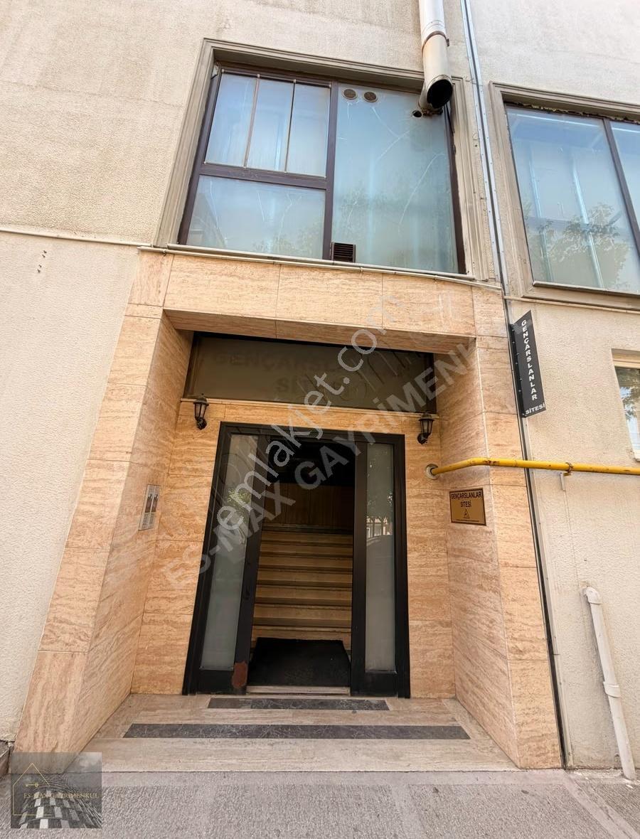 Gençarslanlar İş Merkezi'nde 2+1 100m² Kiralık Ofis