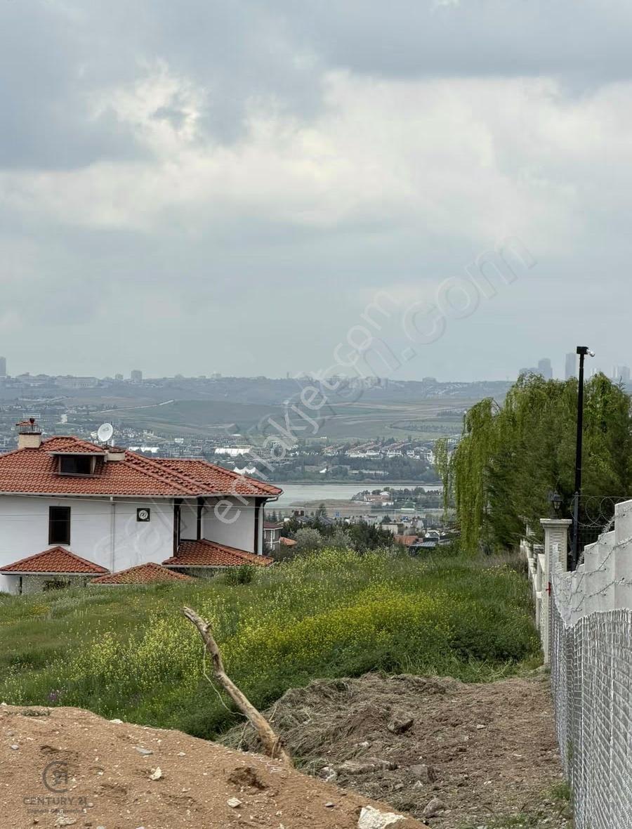 Bahçelievler'de Göl Manzaralı Villa Parseli