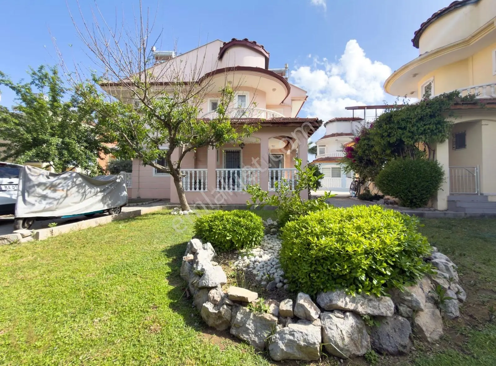 {yergüzar Cad. Deniz Tarafı} Havuzlu Site ,2+1 ,bahçe Kat