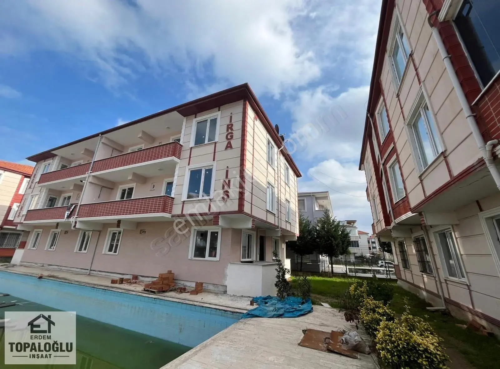 Karasu Sahilde Denize 200m Mesafede Havuzlu 2+1 Satılık Daire