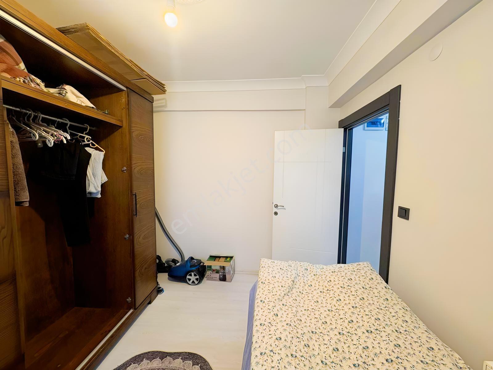 Alaçatı'dan İncek'te Cam Balkonlu Bulvar Yakını Eşyalı Geniş 1+1 - Görsel 23