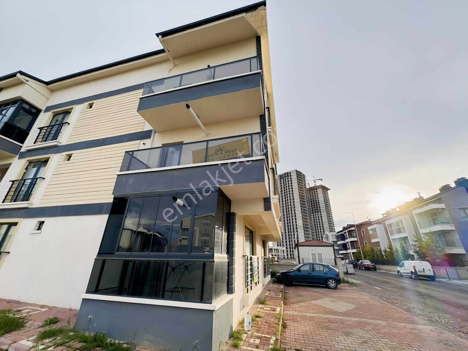 Alaçatı'dan İncek'te Cam Balkonlu Bulvar Yakını Eşyalı Geniş 1+1 - Görsel 26
