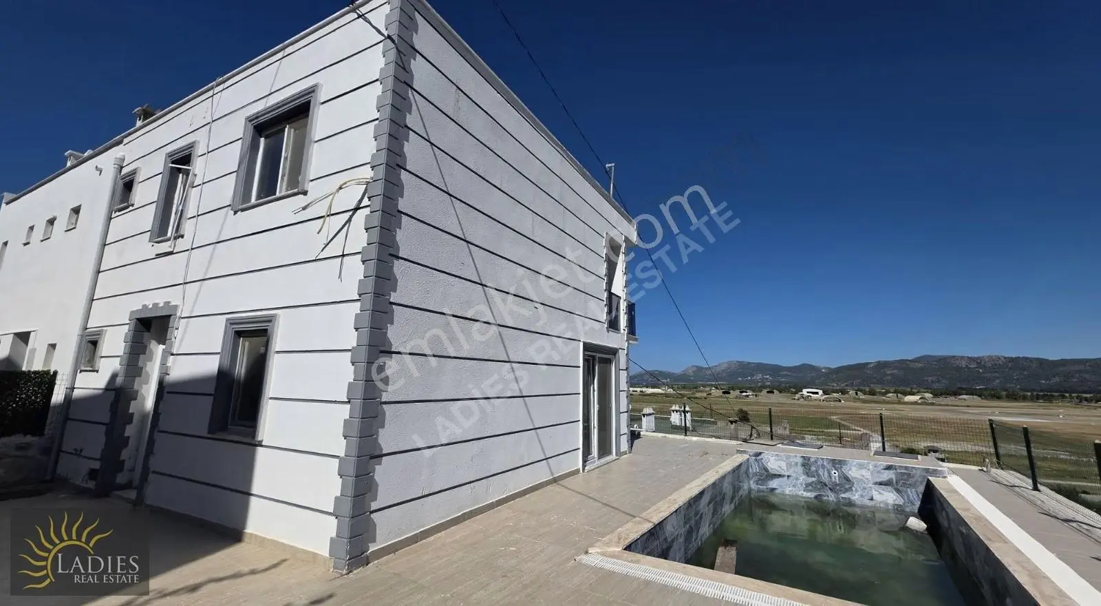 İncebel Tatil Sitesinde Satılık 3+1 Havuzlu Deniz Manzaralı Vill