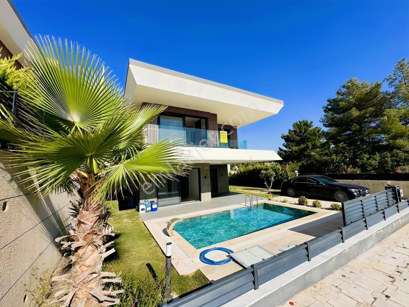 Kuşadası Soğucak'ta Full Deniz Manzaralı Tek Müstakil Villa