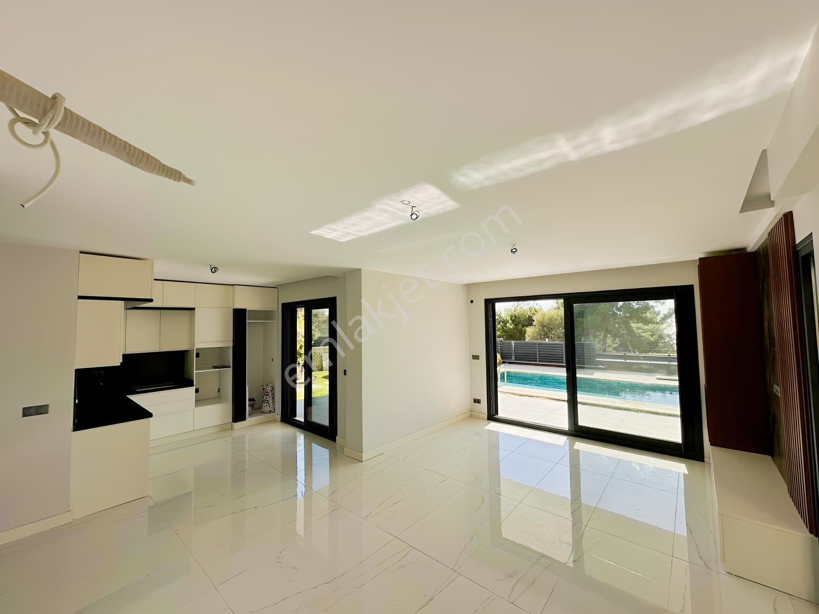 Kuşadası Soğucak'ta Full Deniz Manzaralı Tek Müstakil Villa - Görsel 10
