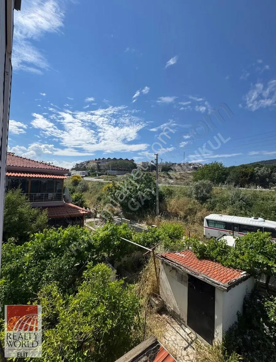 Yenifoçada Denize 50 Metre Fırsat Yatırımlık Daire