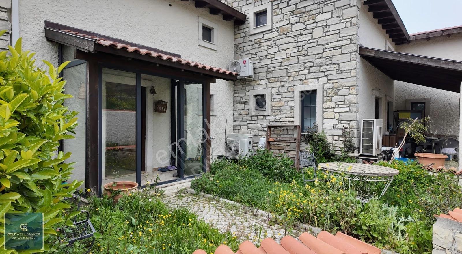 Urla Yağcılar Da Site İçinde Bahçeli 1+1 Kiralık Taş Loft Villa