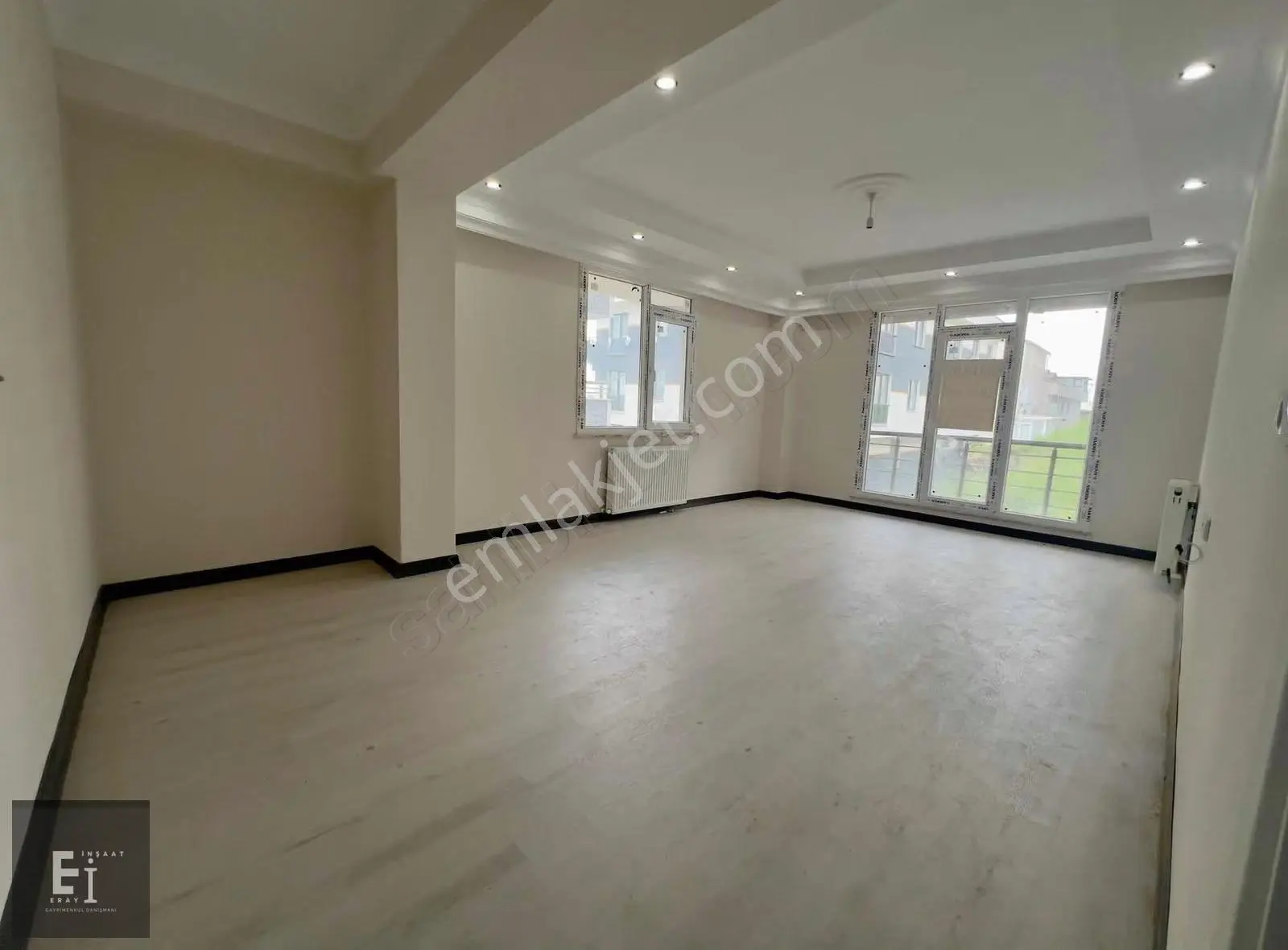 Eray Emlak'tan Satılık Camlar Ful Açık Bahçekatı 2+1 90m2