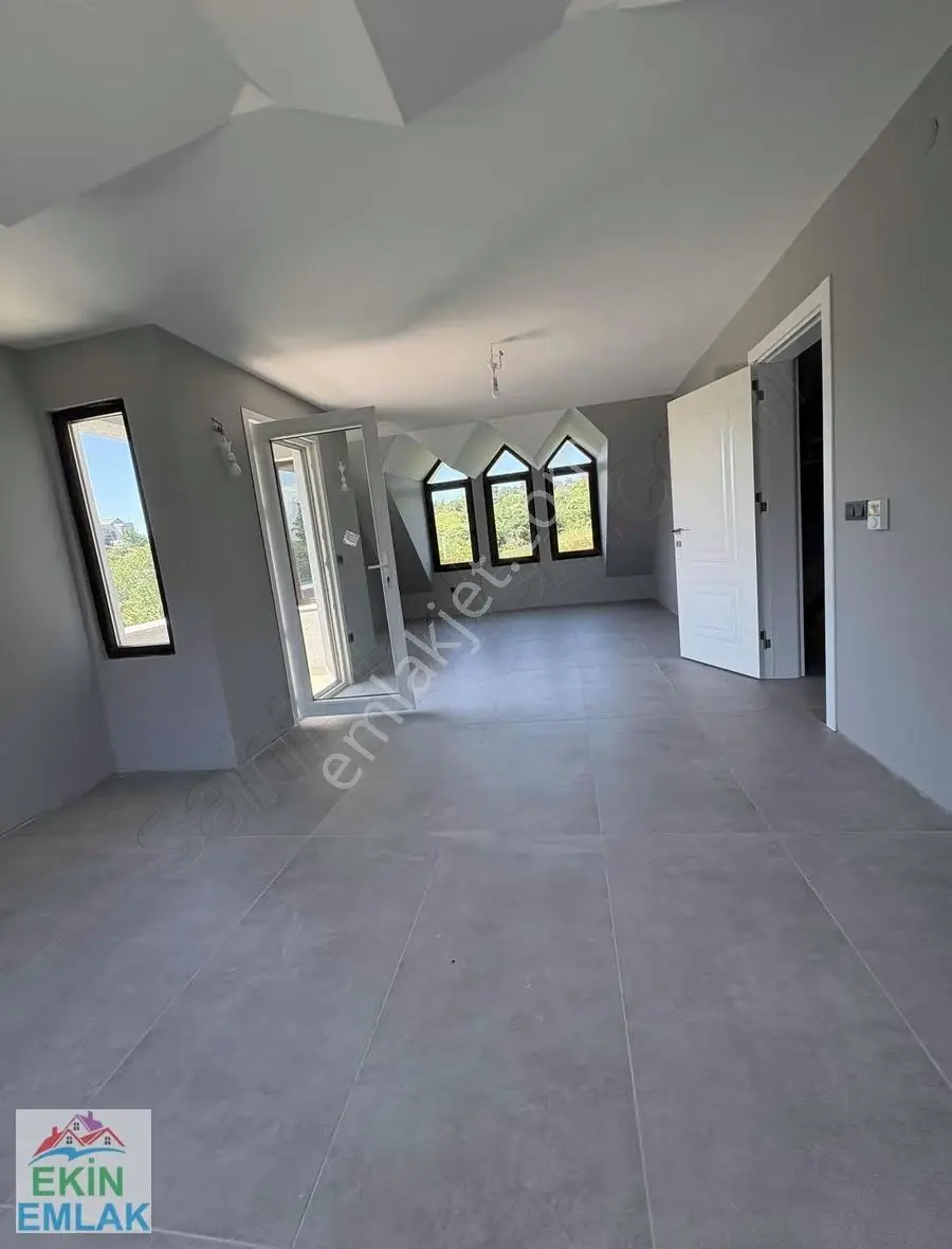 Ekinden Çavuşbaşı / Erguvan Sitesinde Triblex 5+1 Satılık Villa - Görsel 2