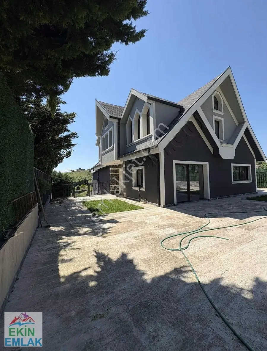 Ekinden Çavuşbaşı / Erguvan Sitesinde Triblex 5+1 Satılık Villa