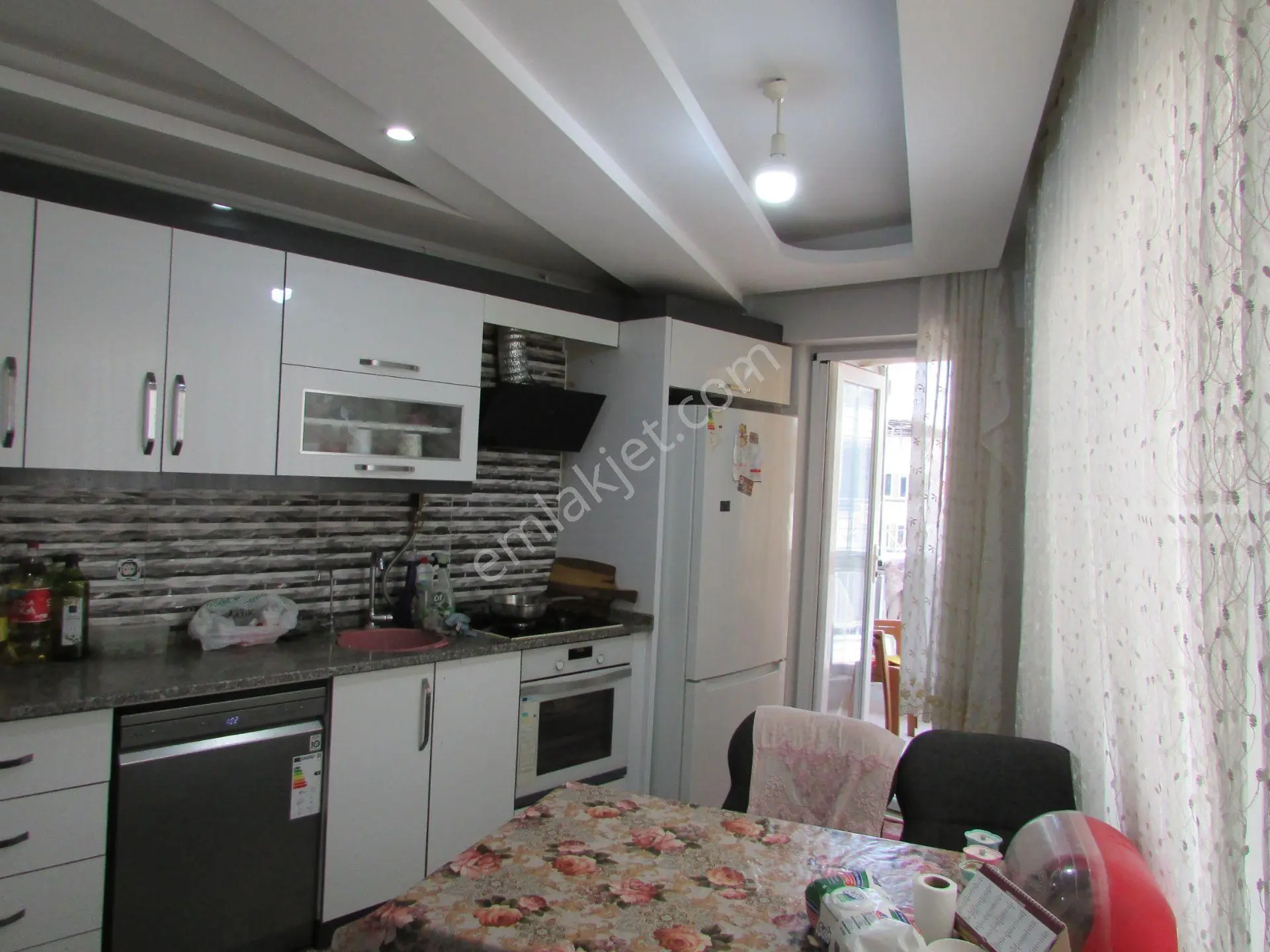 Torbalı Ayrancılarda Değirmen Caddesi Üzeri Satılık 2+1 Köşe Daire