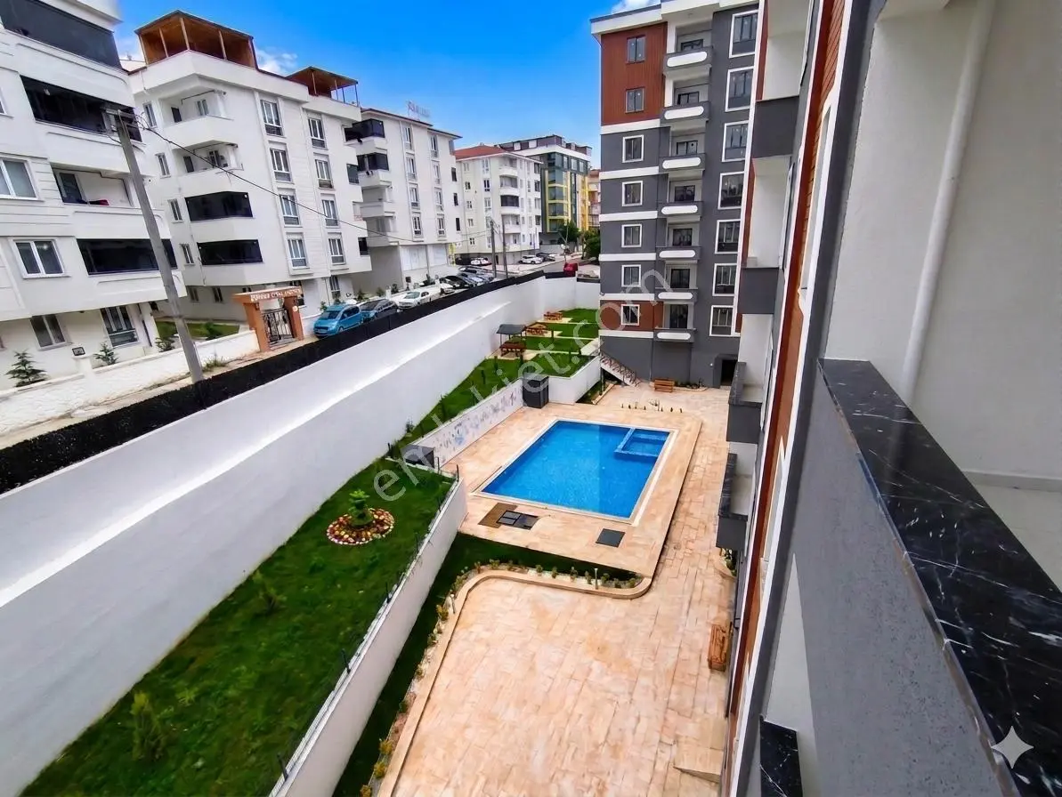 Remaxland'den İstasyon Mah. Havuzlu Sitede 2+1 Kiralık Sıfır Daire (96 M²)