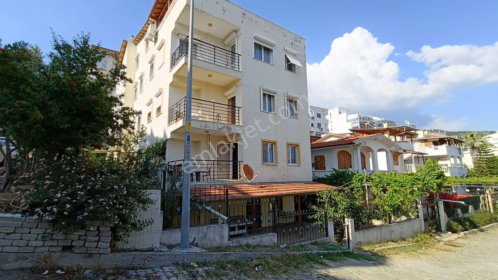 Yolun Deniz Tarafında, Zemin Üstü, Eşyalı Daire