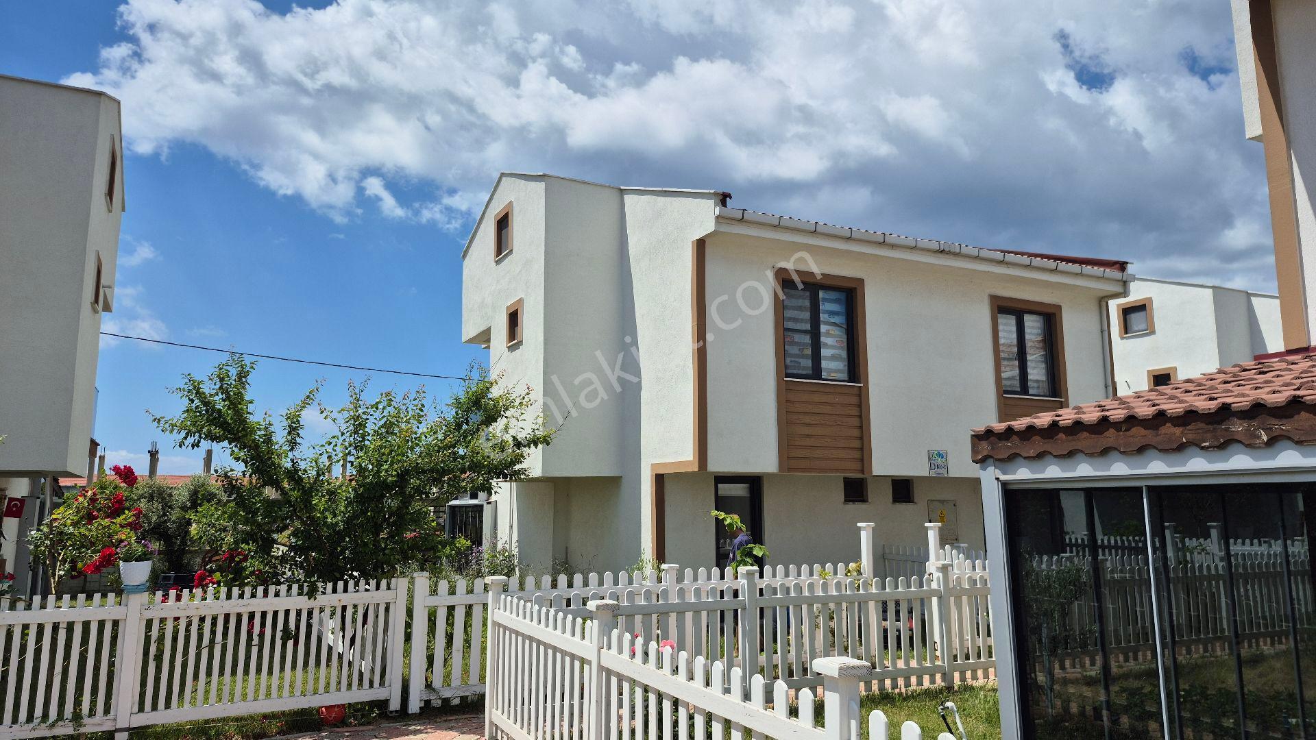Saros'a 800m | Eşyalı 3+1 Villa | Havuzlu Site - Görsel 3