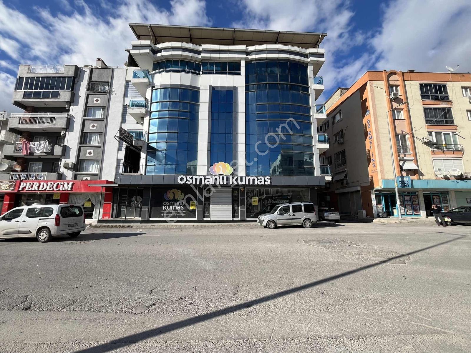 Bornova Yeşilovada 750 M² , Yüksek Reklam Değerine Sahip Dükkan - Görsel 16