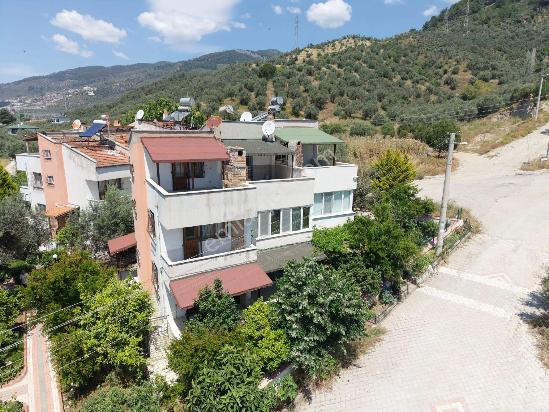 Altınoluk İlkbahar Dan Denize 150 Metre Bahçeli Fırsat İkiz Villa
