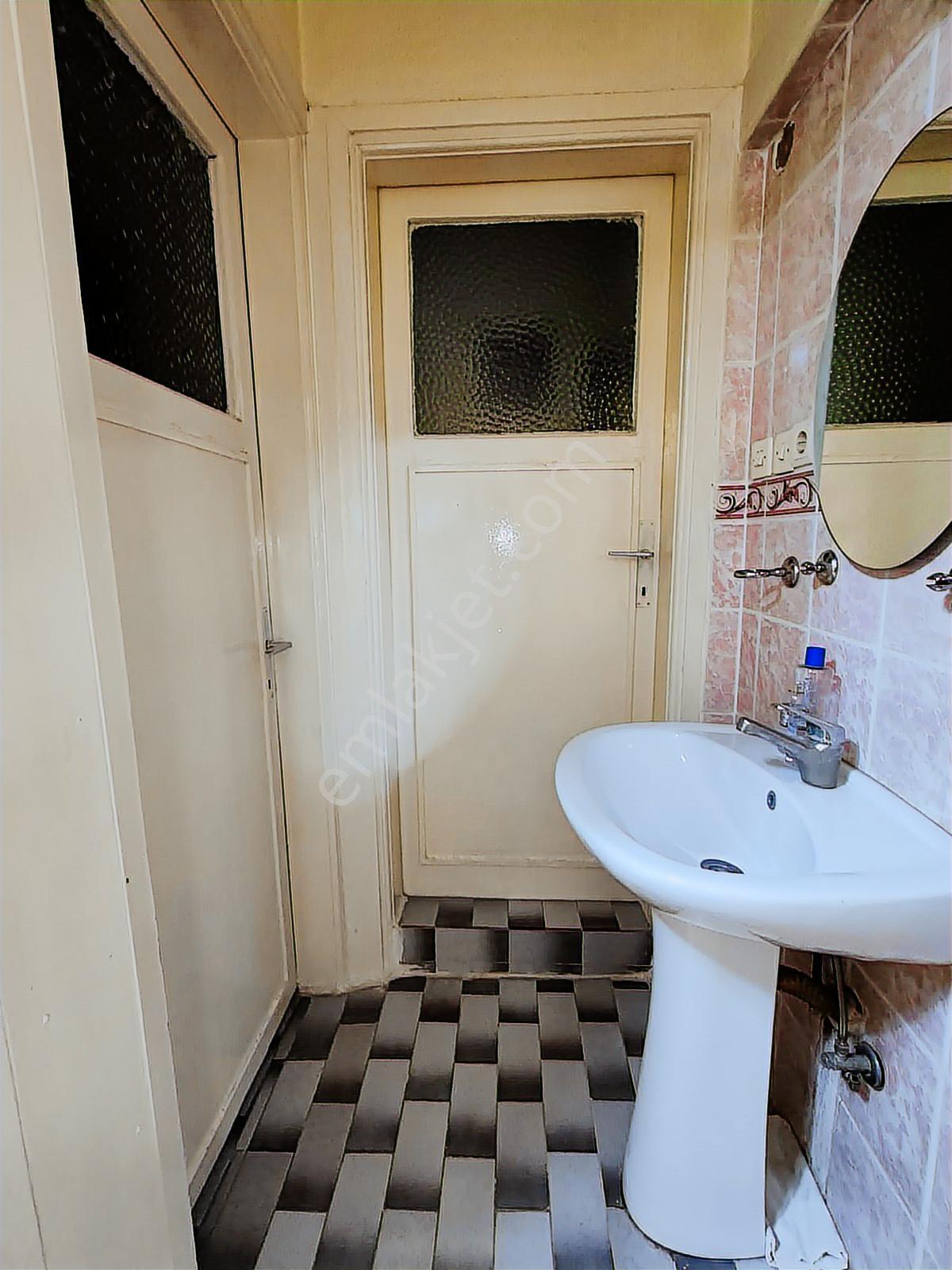 Bornova Osmangazide 2 Katlı Geniş Satılık Müstakil Ev - Görsel 19