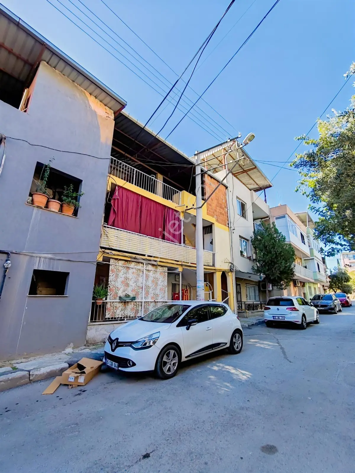Bornova Osmangazide 2 Katlı Geniş Satılık Müstakil Ev