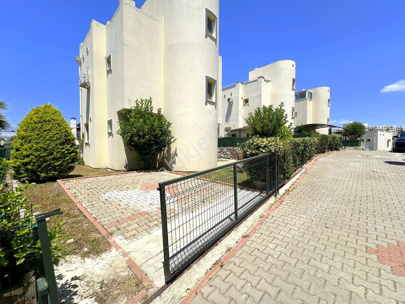 Merkezi Özel Plajlı Sitede 400m2 Bahçeli Full Eşyalı Lüks Villa - Görsel 13