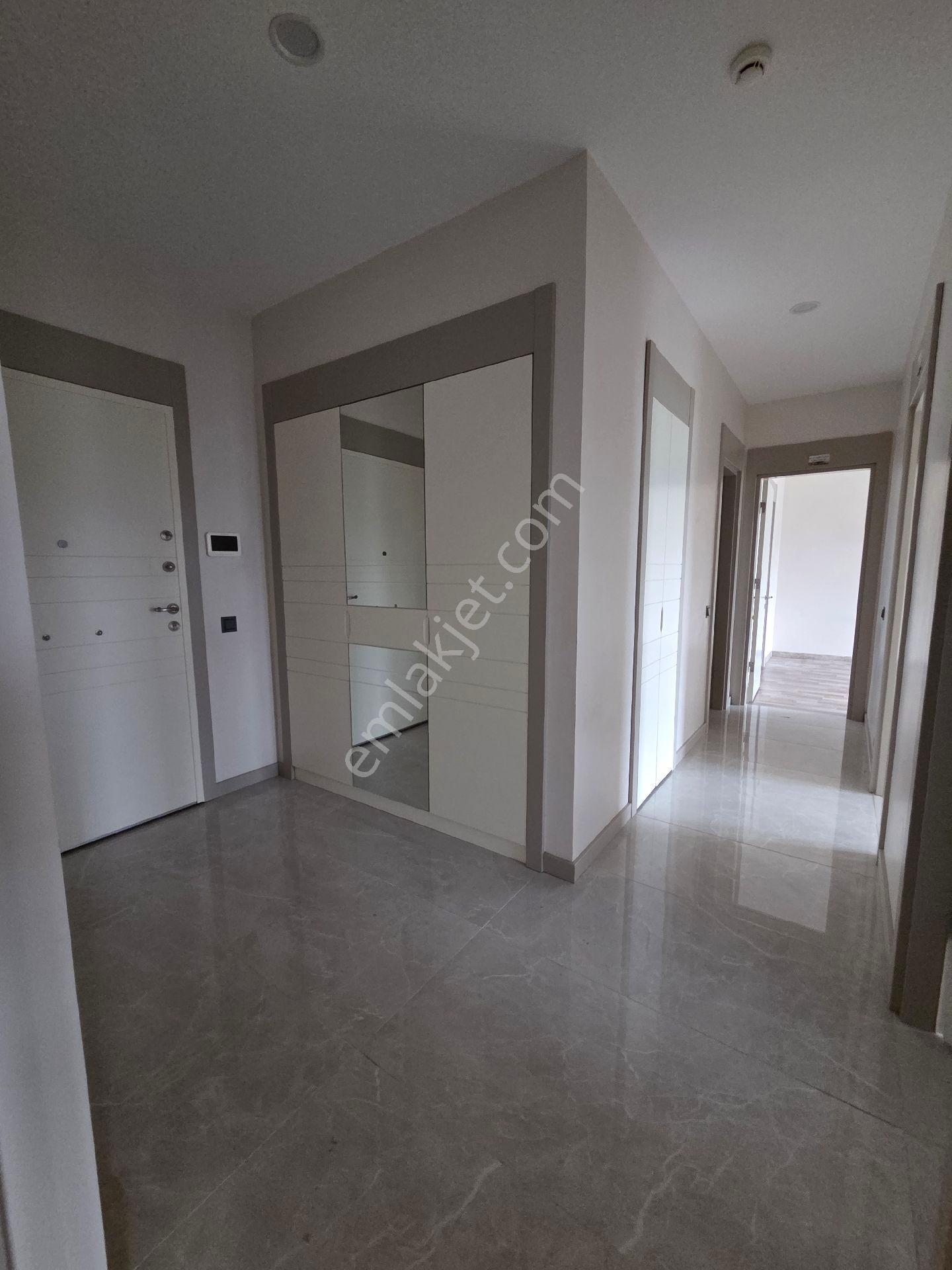 Bizimevler Güzelce'de 5. Kat Deniz Ve E5 Manzaralı Özel Yapılı Çift Banyolu Kiralık 2+1 - Görsel 2