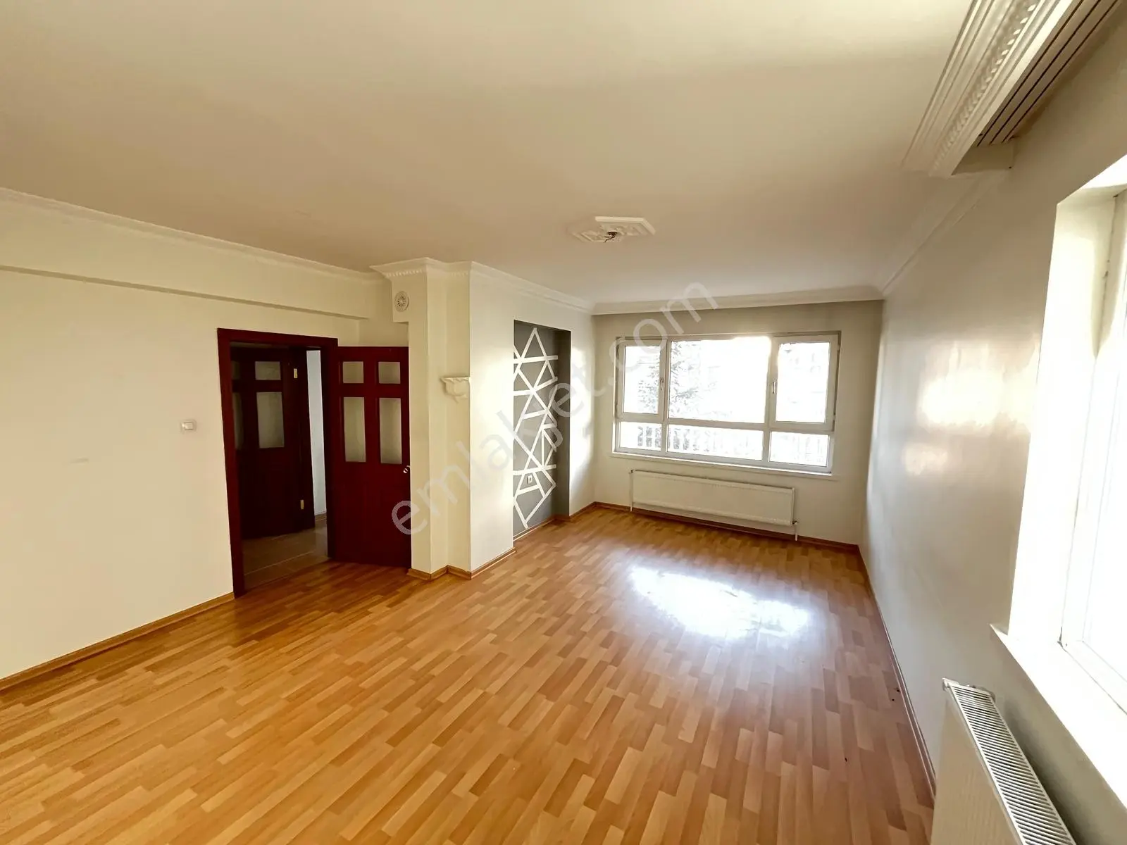 İncirli'de Cadde Yakını Katta Asansörlü E.banyolu 3+1 Daire