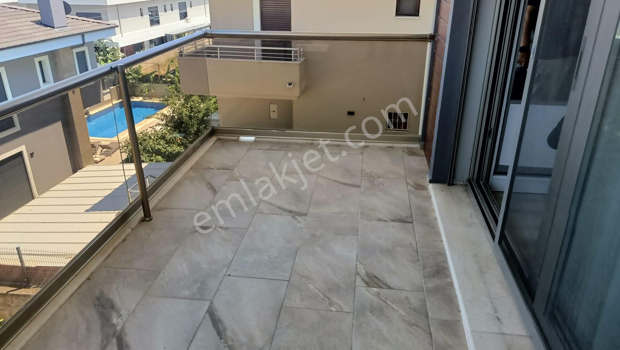 Çeşme Marina Yakını Sezonluk Kiralık Mobilyalı Villa - Görsel 12