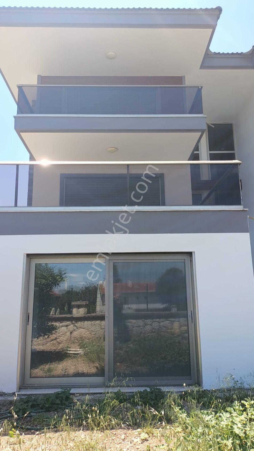 Çeşme Marina Yakını Sezonluk Kiralık Mobilyalı Villa