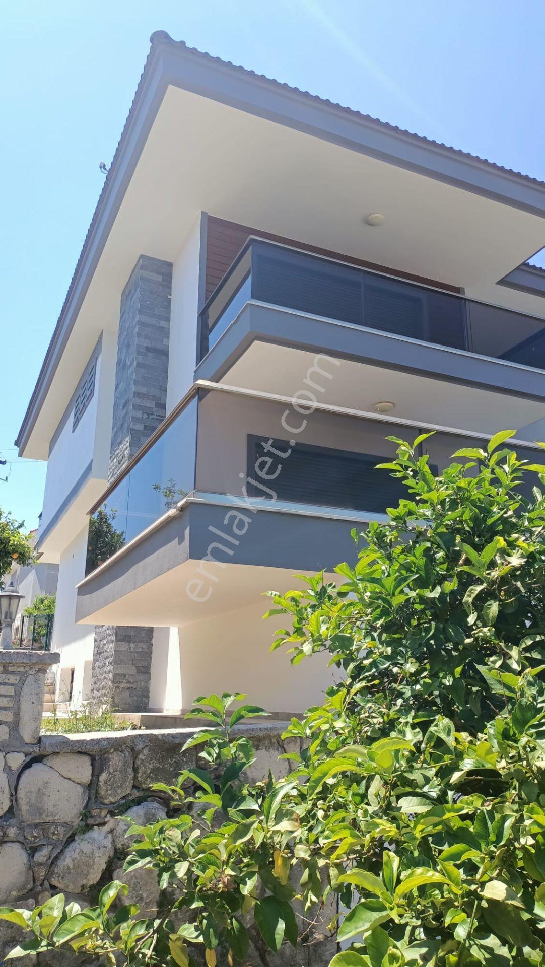 Çeşme Marina Yakını Sezonluk Kiralık Mobilyalı Villa - Görsel 2
