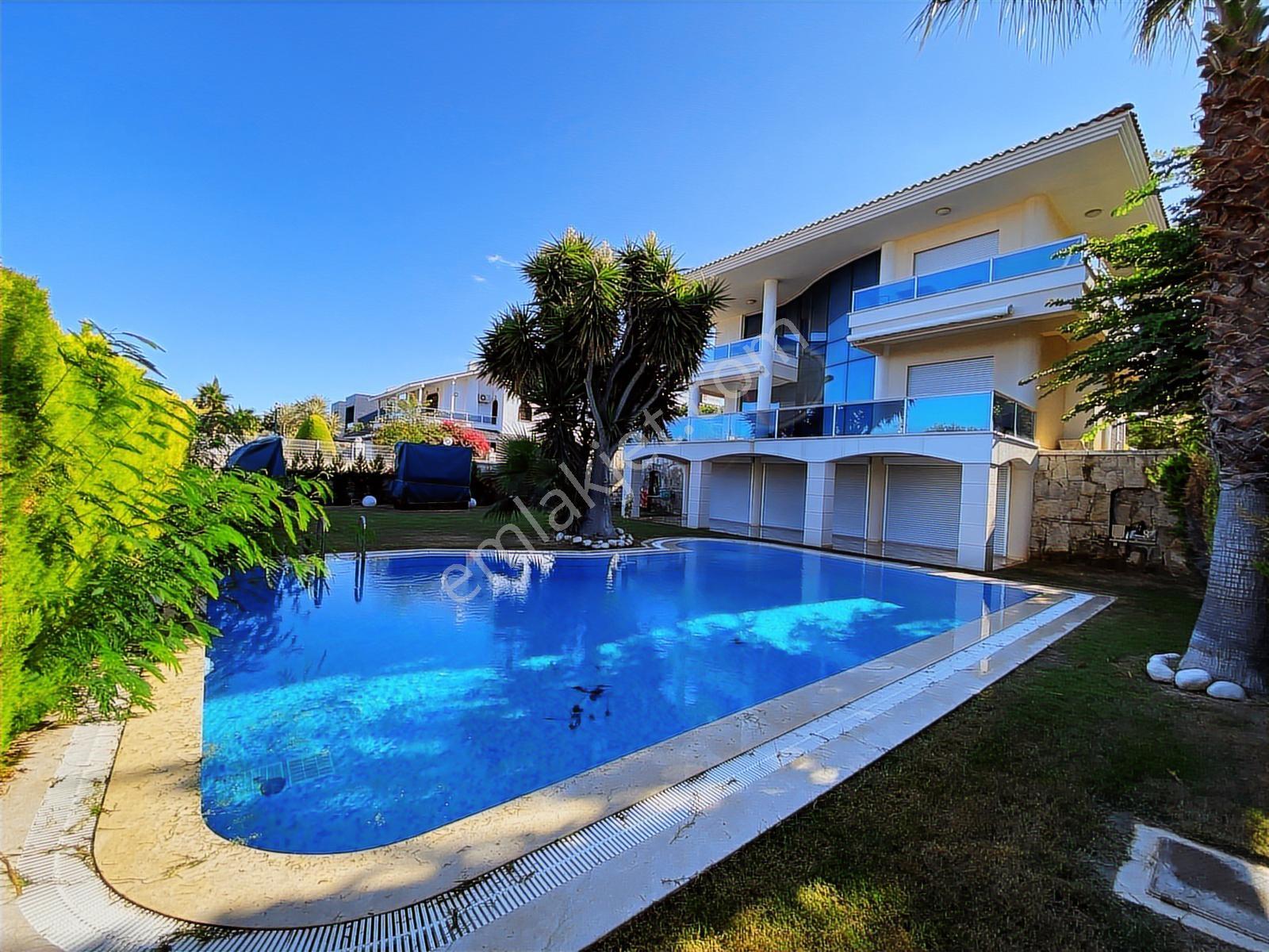 Çeşme Boyalıkta 630 M2 Arsa İçinde Tripleks 5+2 Villa - Görsel 15